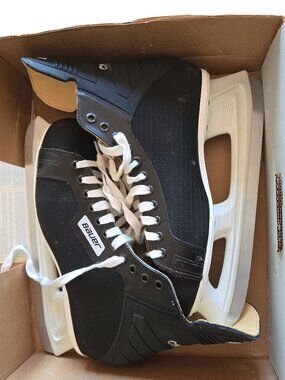 Men’s Size 12 Bauer Hockey Skates – New Condition